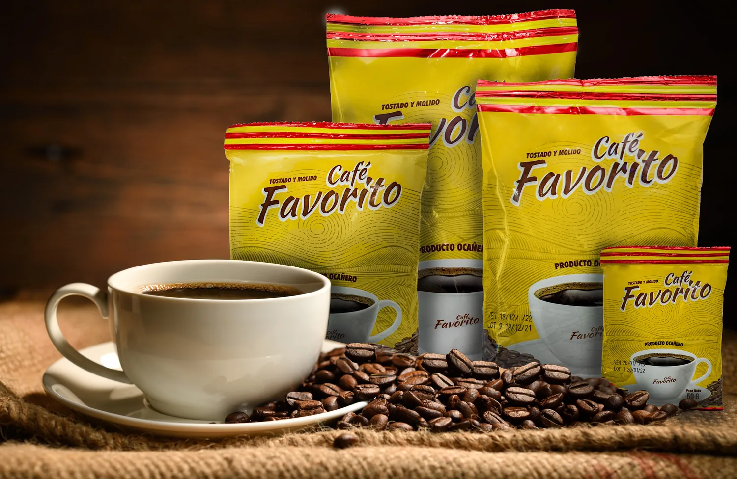 Bolsas de Café Favorito tostado y molido junto a una taza y granos de café
